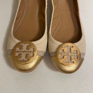 Tory Burch gently worn looks like new! Really nice pair for any occasion!